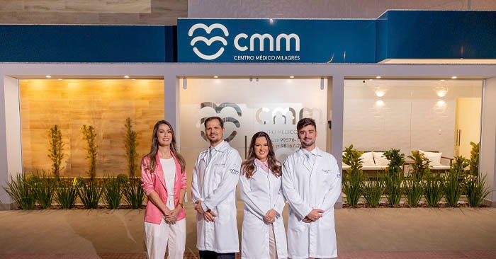 Carolina Milagres, Dr. Diogo Milagres, Dra. Thaís Wyatt Milagres e Dr. Marcel Milagres na fachada do Centro Médico Milagres